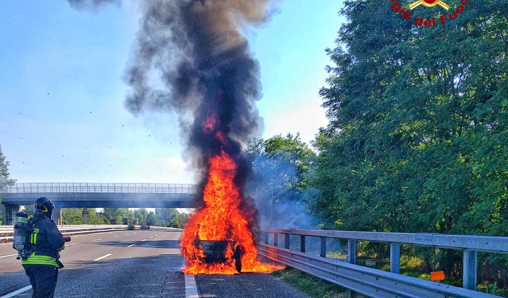 Vettura a fuoco in autostrada, sulla A7 arrivano i Vigili del Fuoco FOTO