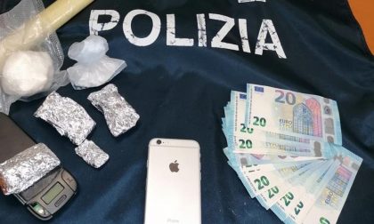 Nasconde la "coca" nella mascherina tenuta sotto il mento: arrestato pusher