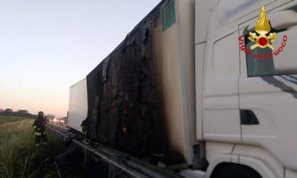 Mezzo pesante prende fuoco in autostrada, Vigili del Fuoco sulla A1