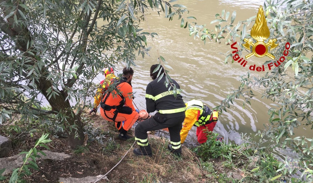 38enne precipita da un ponte, trovato morto dai sommozzatori dei Vigili del Fuoco