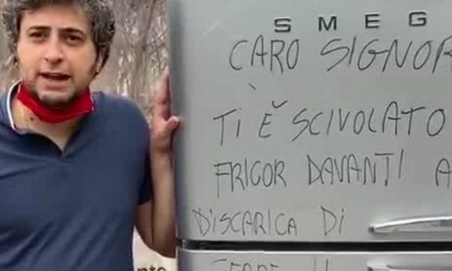 Abbandona frigorifero davanti alla discarica, il Sindaco glielo riporta a casa (con dedica e multa)