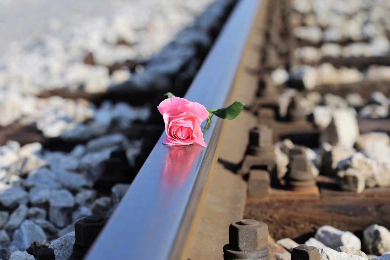 Il gesto estremo di una studentessa 18enne: l’addio sui social poi si butta sotto il treno