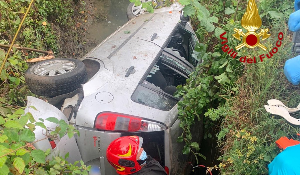 Tragico incidente nel Lodigiano, auto si ribalta in un fosso: muore conducente FOTO