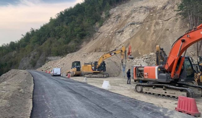 Dopo 9 mesi riapre la strada interrotta da una strada a Varzi