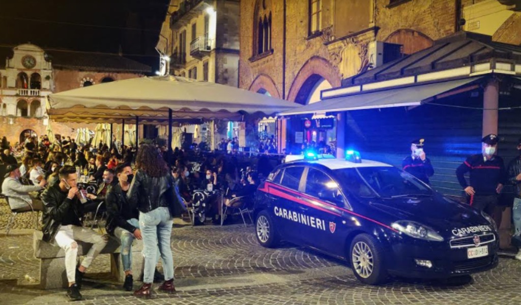 Gli chiedono di non disturbare e di usare la mascherina: lui si oppone e minaccia i Carabinieri