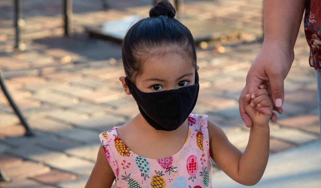 Bambina di 4 anni positiva al Covid: in isolamento 23 persone. Ma l’istruzione pavese non si ferma