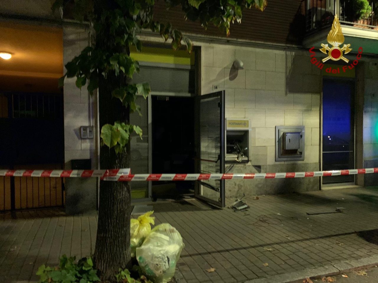 Fanno esplodere il bancomat nella notte: gravi danni all’ufficio postale