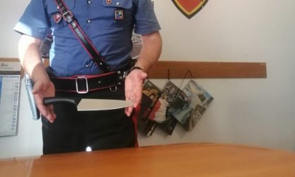 Armato di coltello da cucina inveisce contro i passanti: paura in piazza della Vittoria