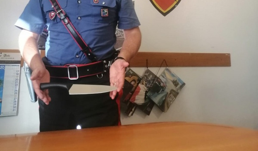 Armato di coltello da cucina inveisce contro i passanti: paura in piazza della Vittoria