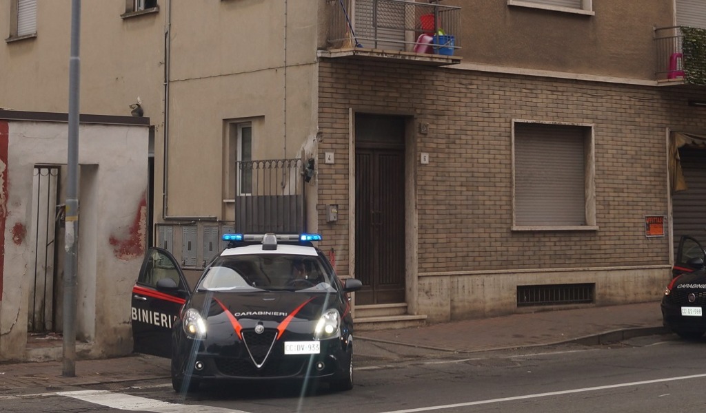 Prende appuntamento con una prostituta e si presenta all’incontro armato di pistola