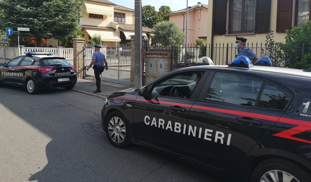 Agguato a famiglia in auto: rapinati sotto la minaccia della pistola