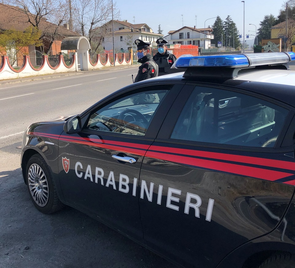 Ubriaco si addormenta in mezzo alla strada con la macchina accesa al semaforo