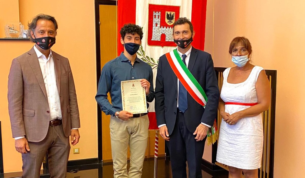 Ballerino vigevanese diplomato con lode alla Scala: il riconoscimento del Comune
