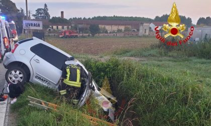 Perdono il controllo dell'auto e finiscono in un fosso: due feriti in ospedale