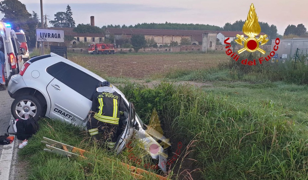 Perdono il controllo dell’auto e finiscono in un fosso: due feriti in ospedale