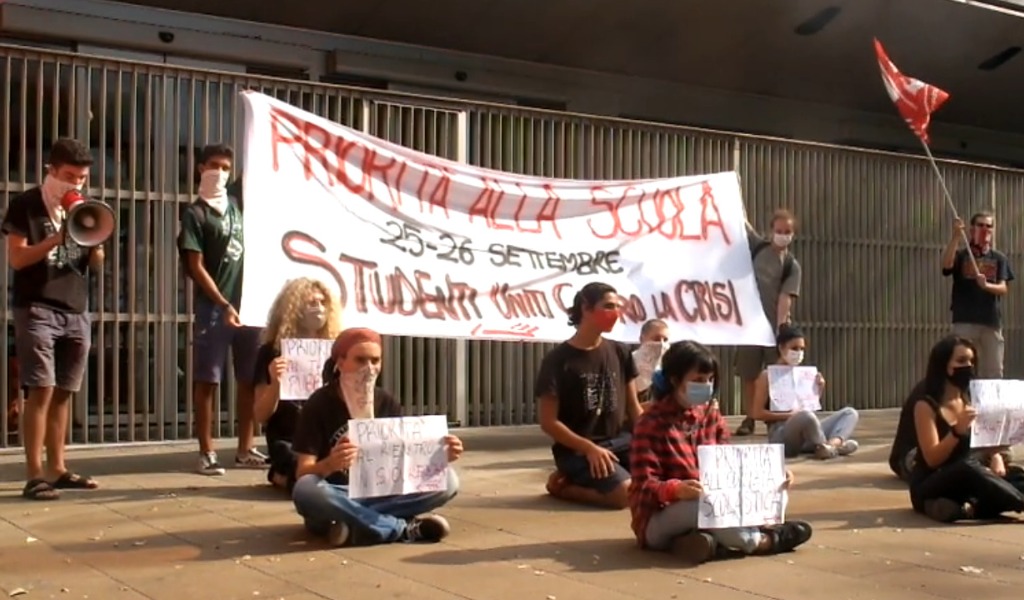 Studenti in piazza (anche a Pavia) per ridare priorità alla scuola