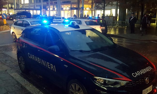Si oppone all’obbligo di consumare bevande al tavolo, poi aggredisce i carabinieri
