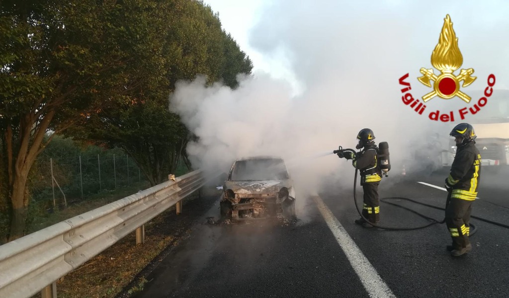 Auto prende fuoco in A1 dopo un tamponamento VIDEO – FOTO