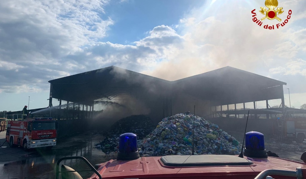 Ancora un incendio alla discarica di Montebellino: vigili del fuoco al lavoro per domare le fiamme VIDEO