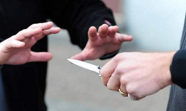 Regolamento di conti finisce nel sangue: due gemelli accoltellati in piazza dal cugino