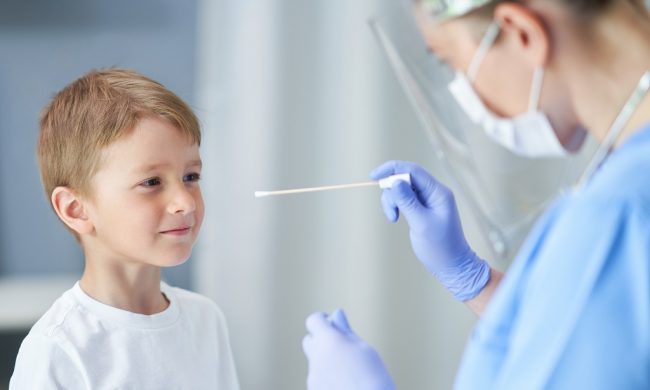 Da oggi due test antigenici rapidi gratis al mese anche per fascia 6-13 anni