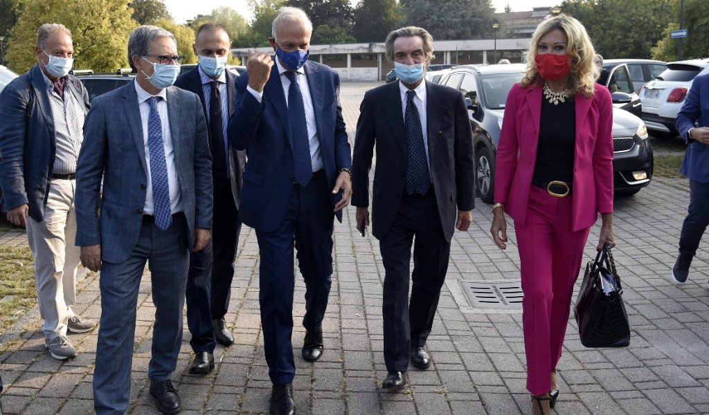 Primo giorno di scuola, Fontana: “Resta il problema della mancanza di insegnanti”