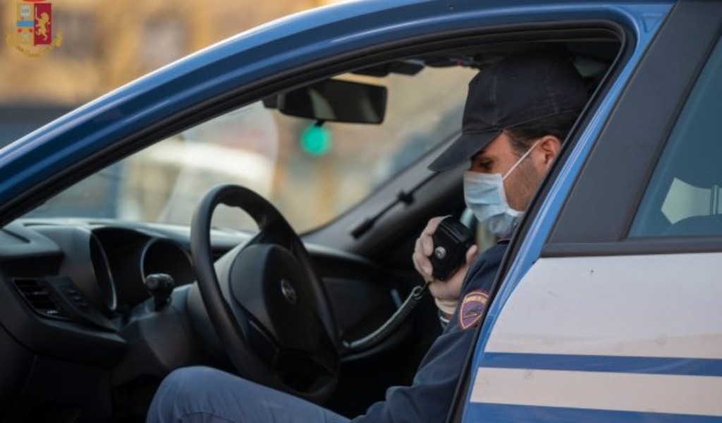 Ruba l’auto a un conoscente per andare ad uccidere la compagna e i 4 figli