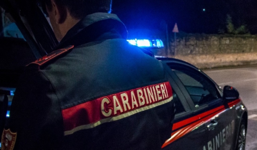 Non accetta la relazione della figlia: suocero e futuro genero si affrontano con mazza da baseball e coltelli