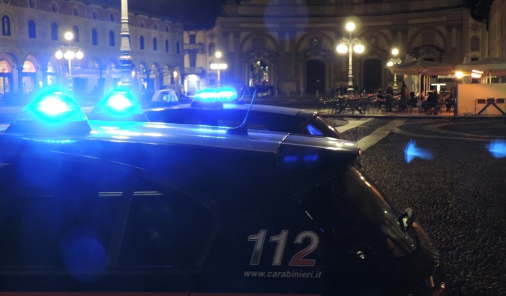 Aggredisce una donna che si barrica in auto, poi sferra una testata ad un carabiniere