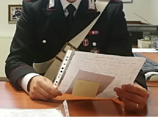 Tenta estorsione da 40mila euro dando il tormento al vicino di casa con lettere anonime