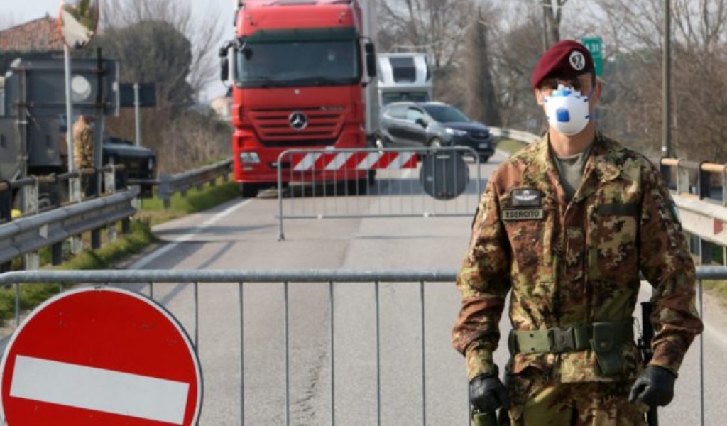 Sindaci contro nuovo Dpcm: “Scarica su di noi la responsabilità del coprifuoco”. E il testo cambia
