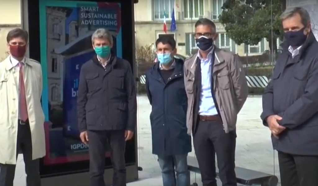 Nuovo arredo urbano digitale a Pavia: arrivano le pensiline digitali smart