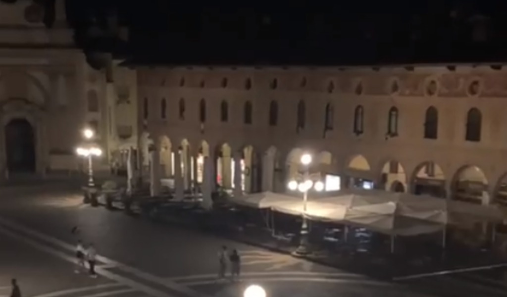 I locali chiudono a mezzanotte: i carabinieri vigilano per evitare assembramenti