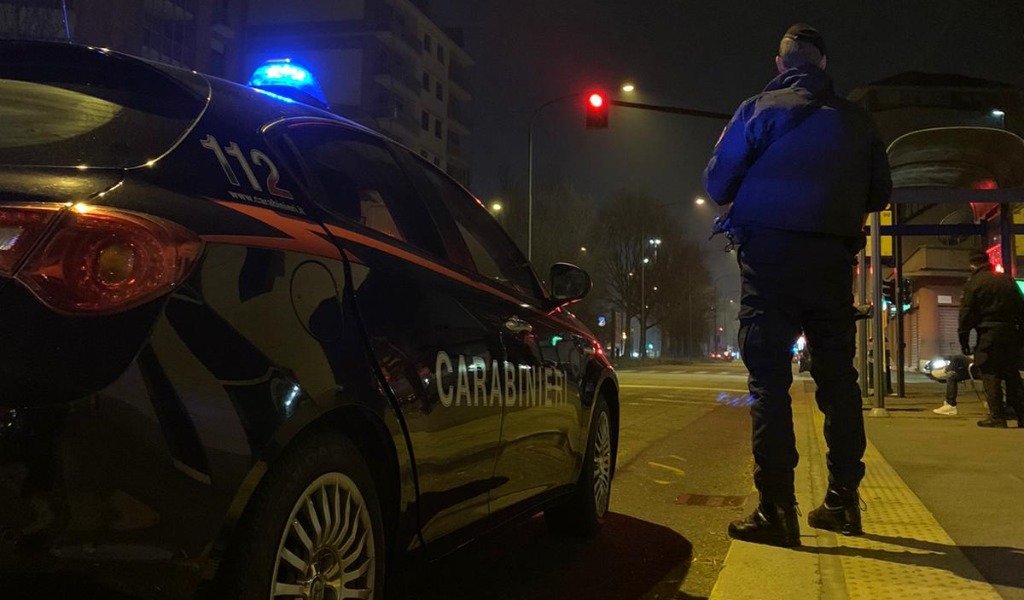 In giro durante il coprifuoco, scoperta fugge in auto poi insulta i carabinieri