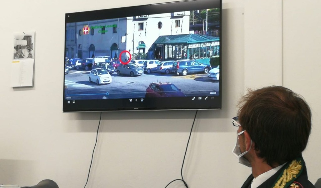 Niente multe in cambio di pranzi: ausiliario della sosta e ristoratore accusati di corruzione VIDEO
