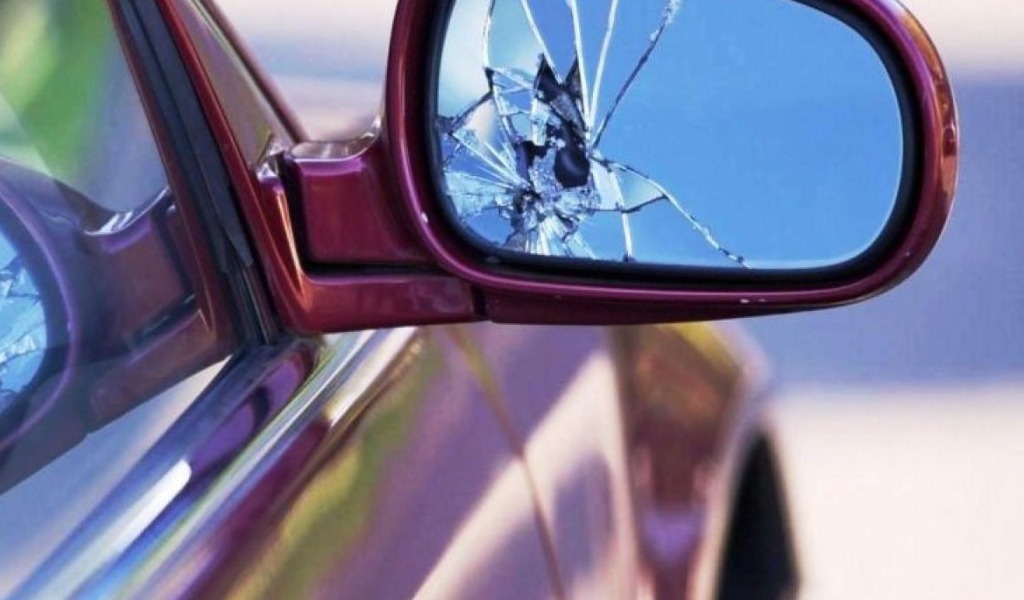 Finge di essere stato urtato dall’auto di una 73enne: lei non ci casca e sventa la truffa dello specchietto