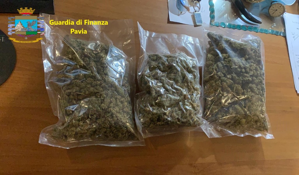 Non si ferma all’alt, scatta l’inseguimento: trovato con 750 grammi di marijuana