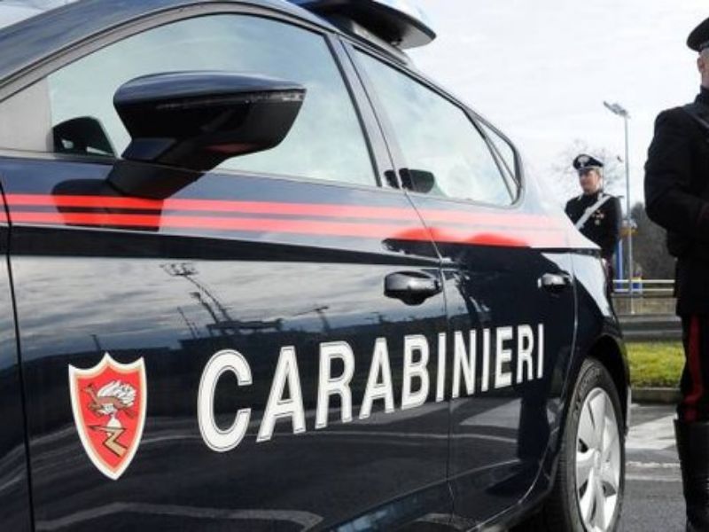 Rapina in tabaccheria: simula il possesso di una pistola e fugge con 3mila euro di bottino