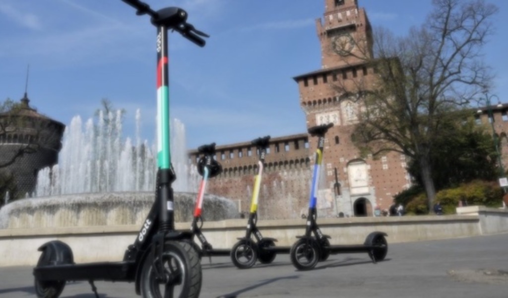 Sbagli a parcheggiare il monopattino? A Milano te lo portano via