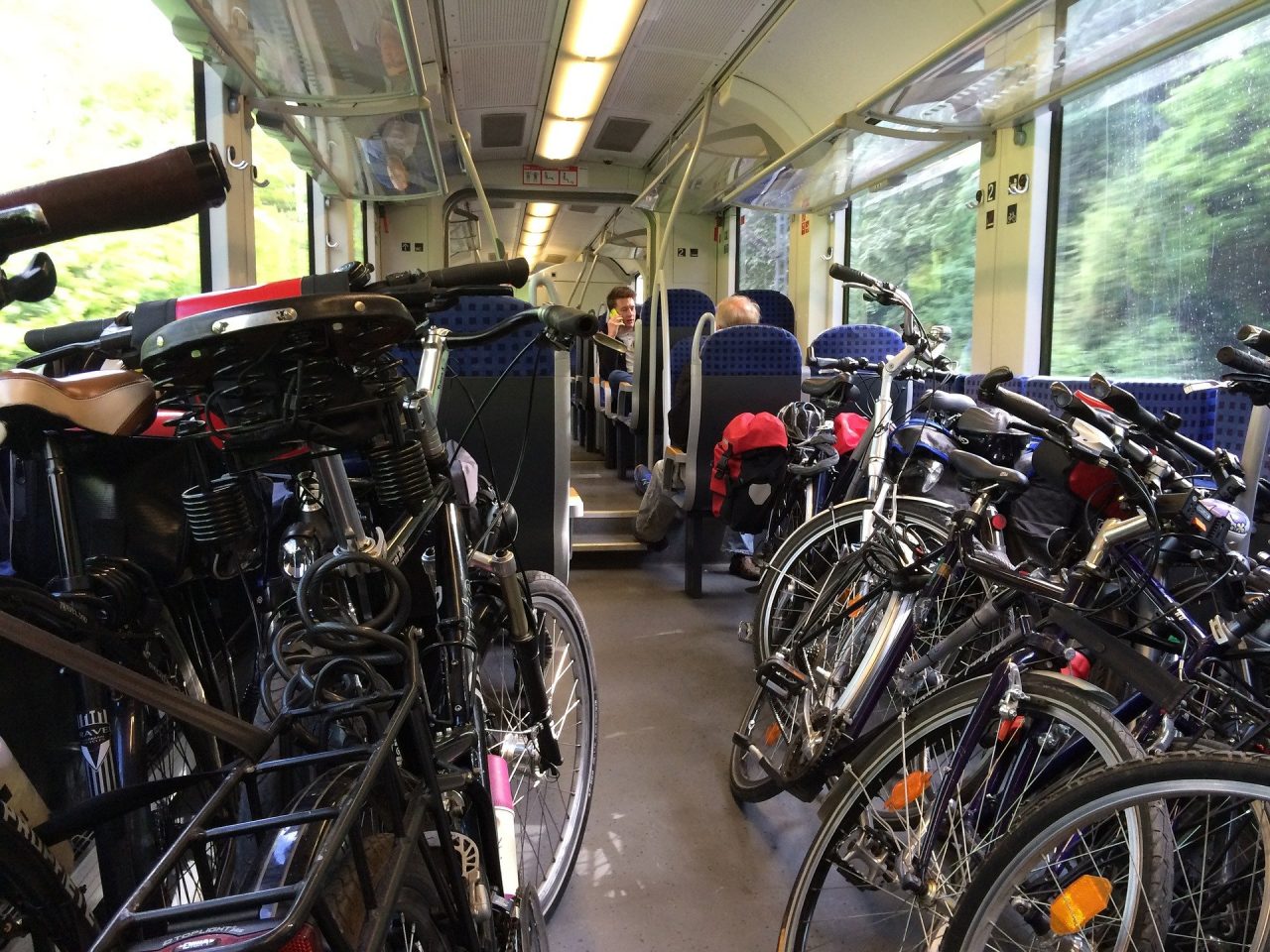 Quaranta “rider” (con bicicletta) vogliono salire sul treno: il capotreno chiama i carabinieri