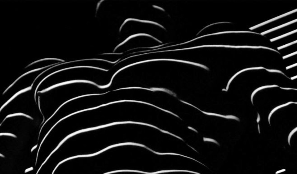 “Less is More”: Scatti al buio di Mario Lisi in esposizione al Broletto