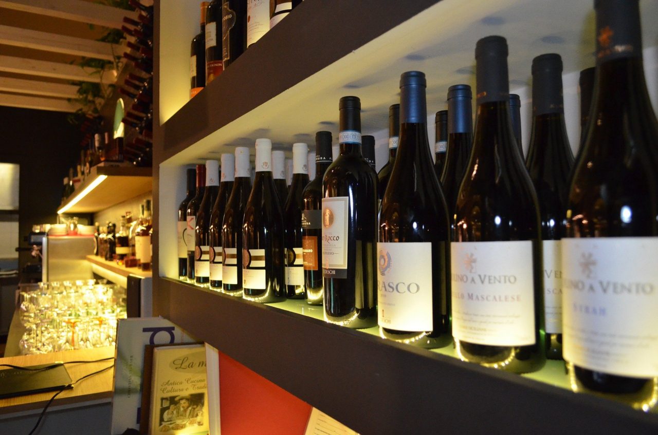 Covid, anche a Pavia salva la vendita da asporto del vino (e delle bevande alcoliche)
