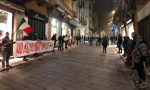 "Catena" di baristi e ristoratori in centro a Pavia contro l'ultimo Dpcm FOTO