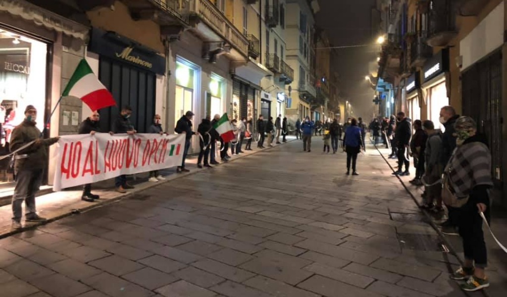 “Catena” di baristi e ristoratori in centro a Pavia contro l’ultimo Dpcm FOTO
