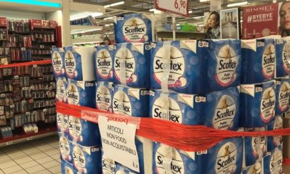 Niente vendita di carta igienica al supermercato: il prefetto ora la permette