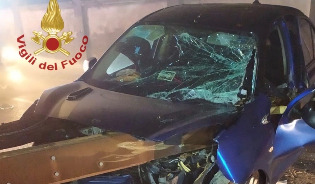 Perde il controllo dell’auto e si schianta contro il guard rail: liberato dai Vigili del Fuoco FOTO
