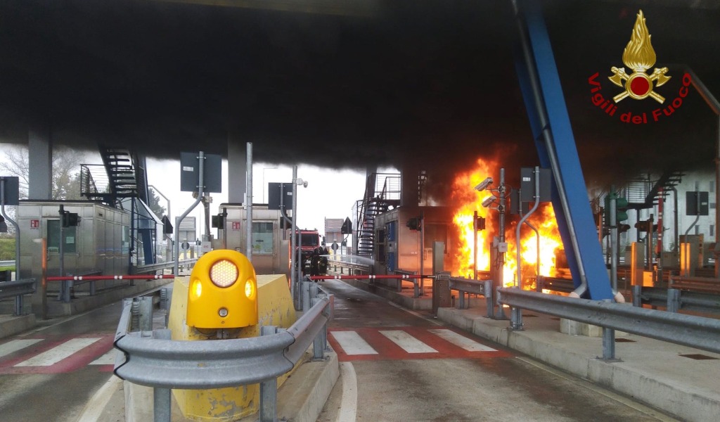 Il video dell’incendio al casello autostradale: furgone prende fuoco all’improvviso