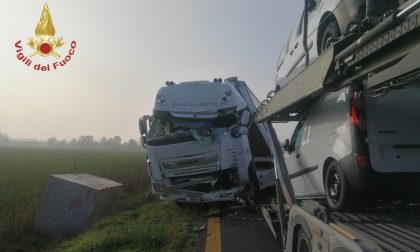 Schianto tra mezzi pesanti in autostrada, autista incastrato tra le lamiere