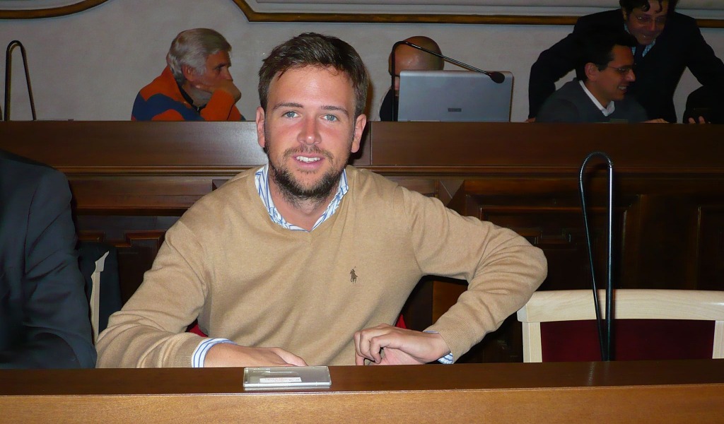 “Per salvare pochi vecchietti si rovina la vita ai giovani”: è (ancora) bufera sul consigliere Fraschini