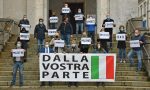 Flash mob della giunta Fracassi a Palazzo Mezzabarba: "Siamo dalla vostra parte"